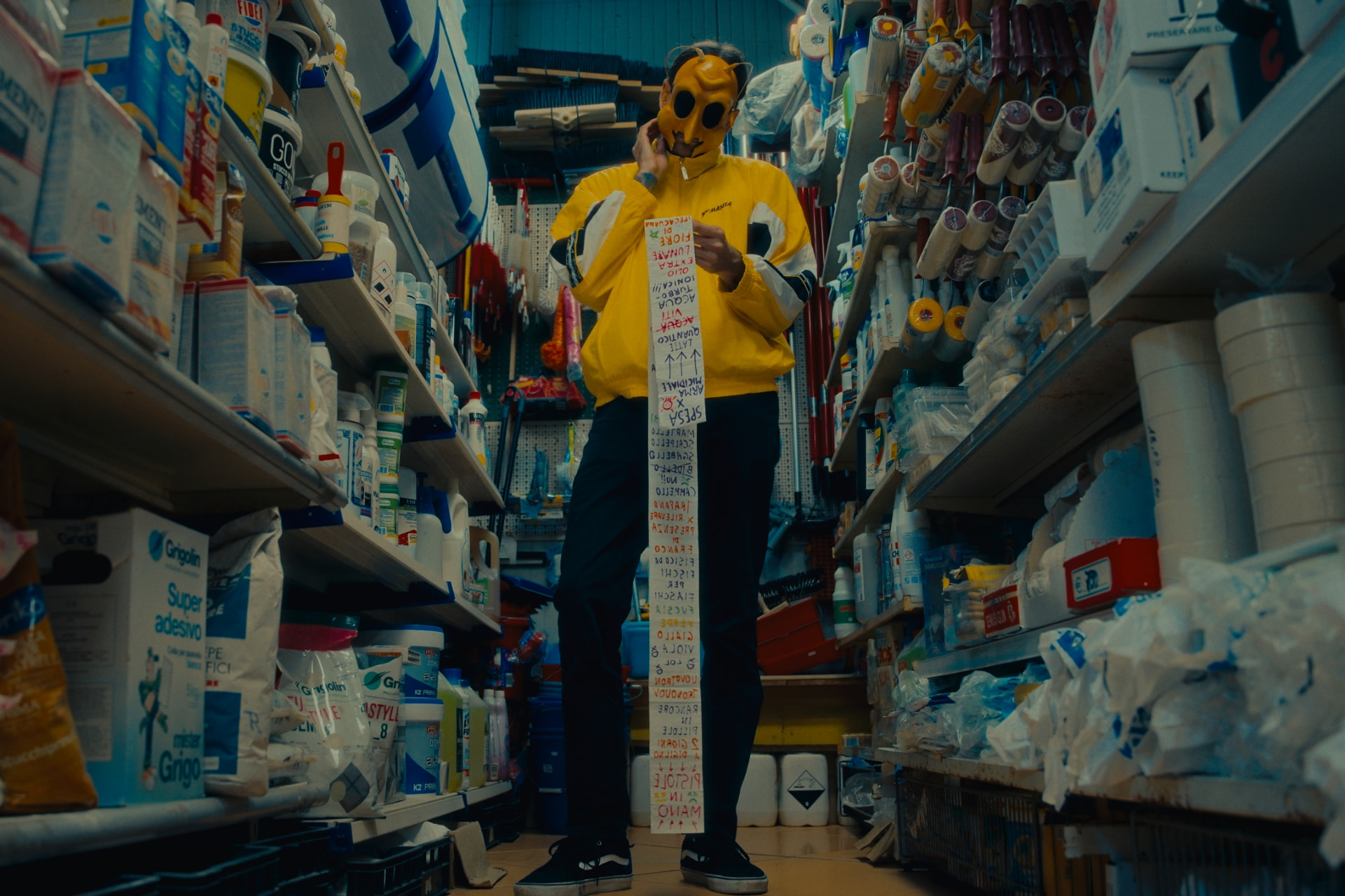Frame dal videoclip Yellow Mask